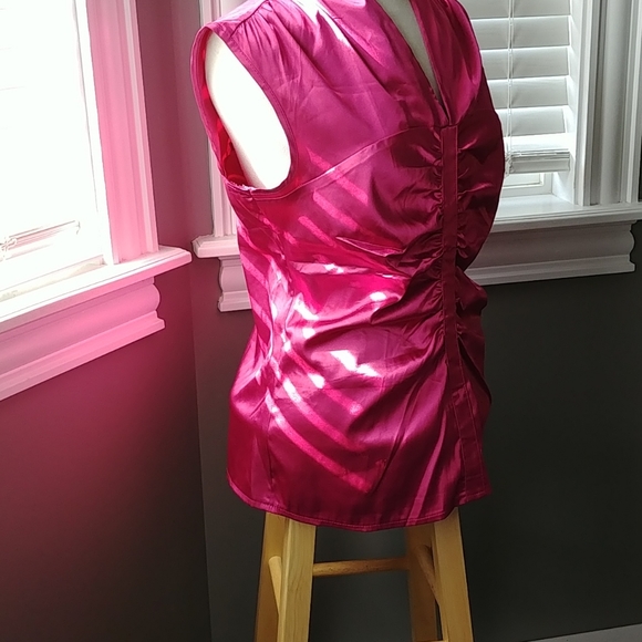 NWOT Le Château ruched sleeveless blouse - Picture 5 of 10